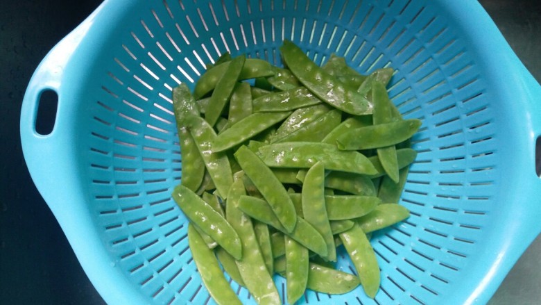 荷兰豆炒腊肠,掐头去尾,将侧边的丝也拉掉