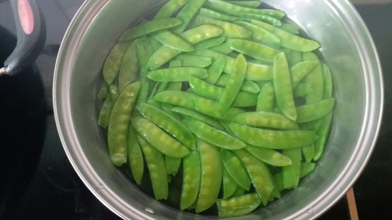 荷兰豆炒腊肠,焯水,不必太久,焯水太久的话,荷兰豆软绵绵的,就没有爽脆的口感了