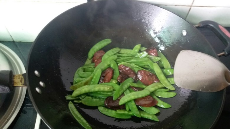 荷兰豆炒腊肠,翻炒均匀,加盐调味
