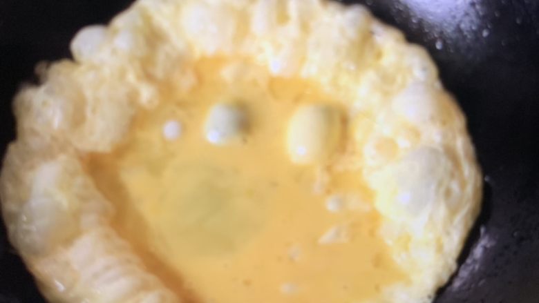 西葫芦炒鸡蛋鸡蛋🥚,放油