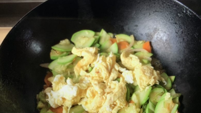 西葫芦炒鸡蛋鸡蛋🥚,放盐