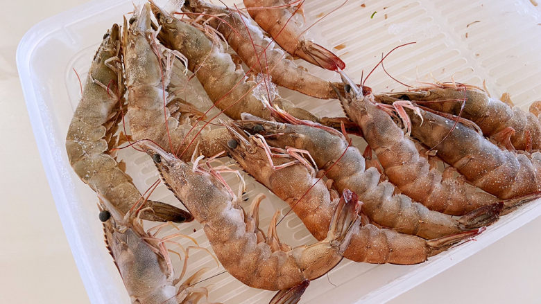 鲜虾玉米饼,这个<a style='color:red;display:inline-block;' href='/shicai/ 294'>海虾</a>买的时候活蹦乱跳,然后赶紧冻起来,这样吃的时候还是会很新鲜。