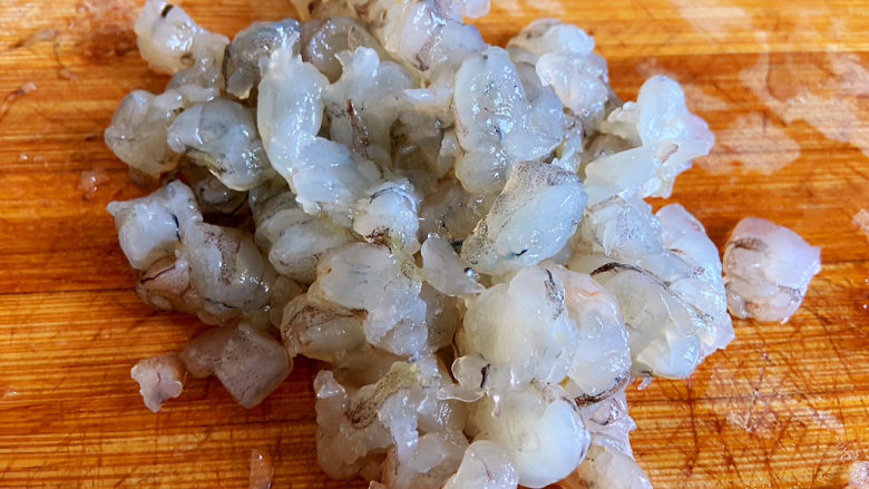 鲜虾玉米饼,虾仁切小丁,不要剁成虾泥,要的就是能吃出虾肉的颗粒感,切太大也不行,那样会不成形。
