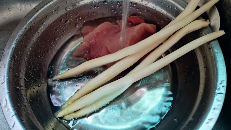 砂锅版“芦笋肉片粥”,猪肉,芦笋洗净