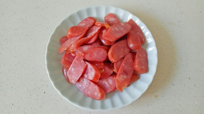 青椒炒香肠,<a style='color:red;display:inline-block;' href='/shicai/ 425'>香肠</a>切片