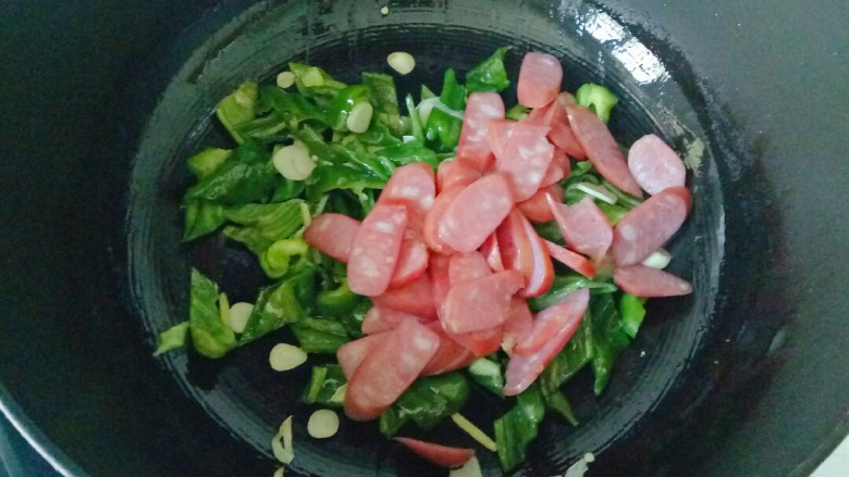 青椒炒香肠,放入香肠片