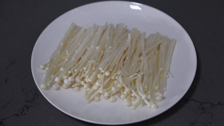 金针菇豆腐汤,撕开清洗干净,待用