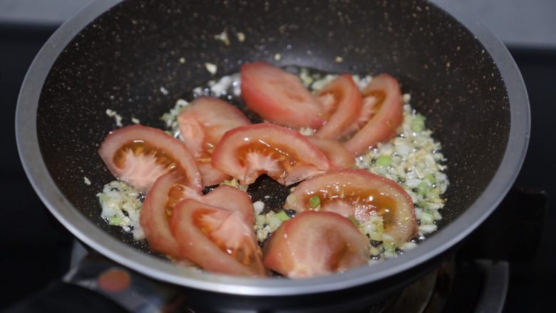 金针菇豆腐汤,再放入番茄