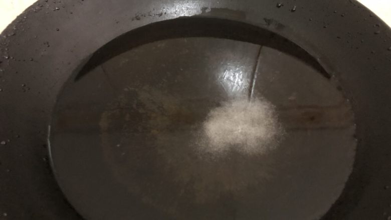 蒜蓉菜心,大火,锅里加水加少许盐,油,盖盖