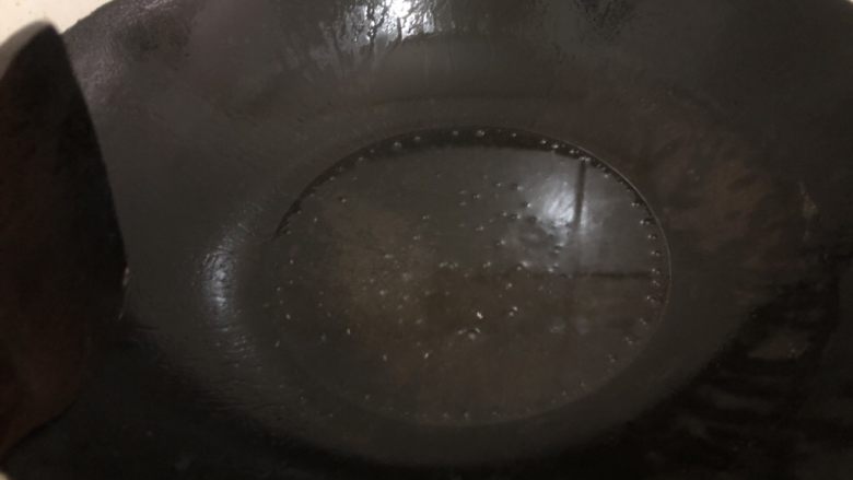 蒜蓉菜心,大火、锅烧干后加入油,转小火,油热后加入蒜蓉