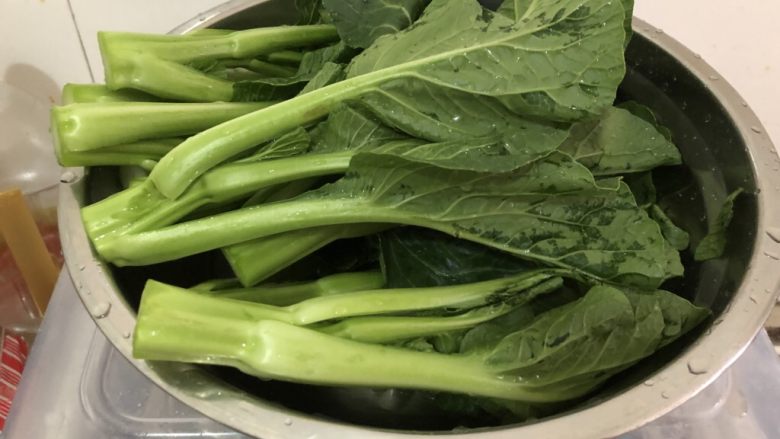 蒜蓉菜心,菜心泡一会,洗干净
