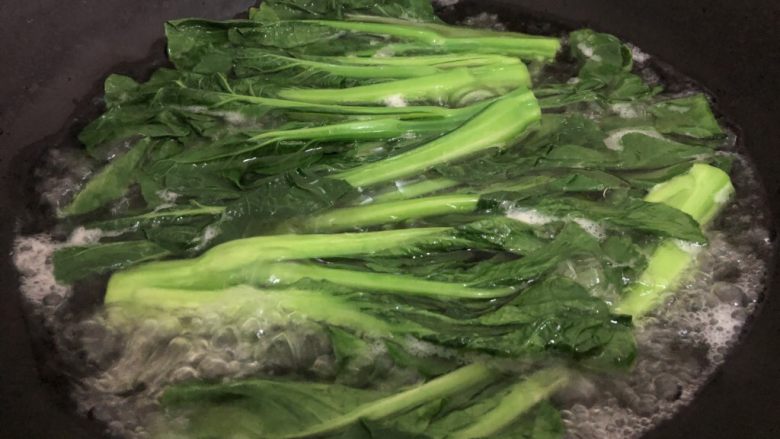 蒜蓉菜心,两分钟起锅,摆好