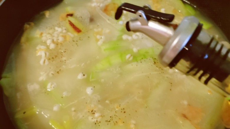 冬瓜薏米汤,淋入芝麻油,关火。