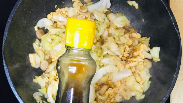 卷心菜炒蛋,翻炒至卷心菜微微下水,就可以关火起锅装盘了,起锅前淋入<a style='color:red;display:inline-block;' href='/shicai/ 847'>香油</a>提香