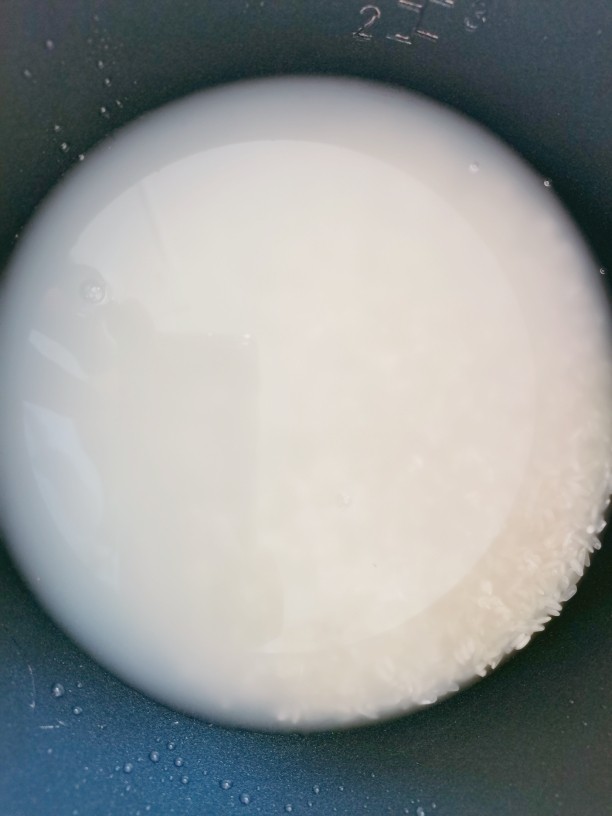 紫薯银耳粥,用清水清洗两遍后,再加适量水浸泡十分钟左右