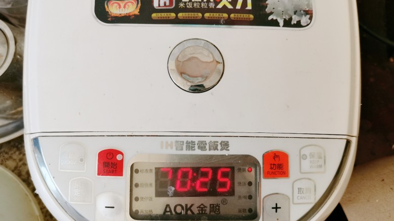 紫薯银耳粥,再按煮粥键开始煮,大概煮半个小时