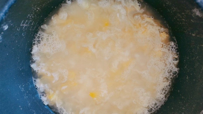 紫薯银耳粥,煮至水开后加入银耳,继续盖上盖子煮