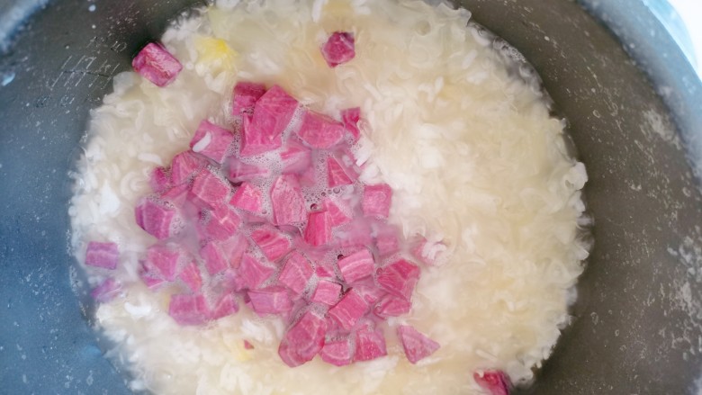 紫薯银耳粥,再次煮开后,再加入紫薯丁
