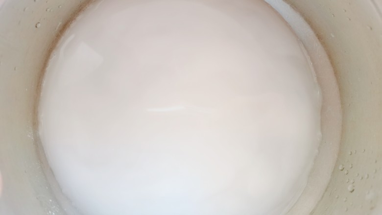 紫薯银耳粥,碗里加入3勺<a style='color:red;display:inline-block;' href='/shicai/ 34'>藕粉</a>,半碗清水,搅拌均匀
