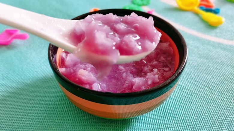 紫薯银耳粥,再次煮开后,用勺子搅拌均匀,米汤呈浓稠状态,还带点拉丝,加入<a style='color:red;display:inline-block;' href='/shicai/ 866'>冰糖</a>搅拌均匀,此时即可关火,再焖个三五分钟便可盛出来享用。