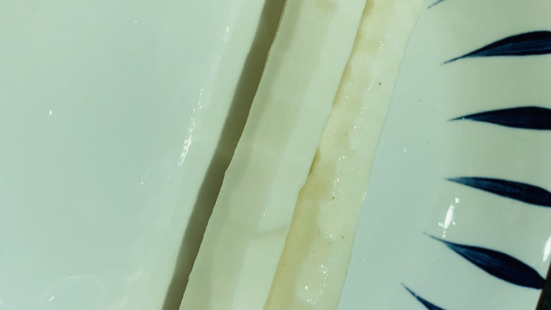 山药鸡蛋糕,削皮