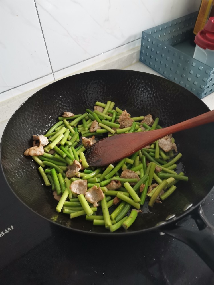 蒜苔炒肉,大火翻炒一会