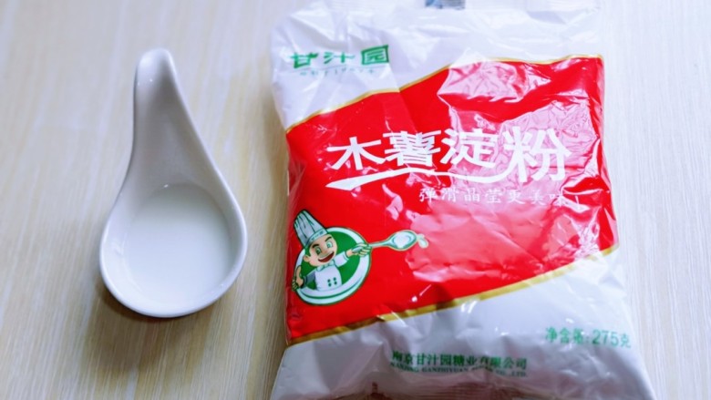 金针菇豆腐汤,将木薯淀粉放入器具中,加少量水化成液体。