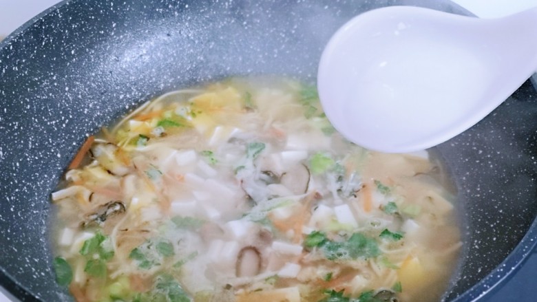 金针菇豆腐汤,将液体淀粉倒入汤锅中,大火煮1分钟即可关火。