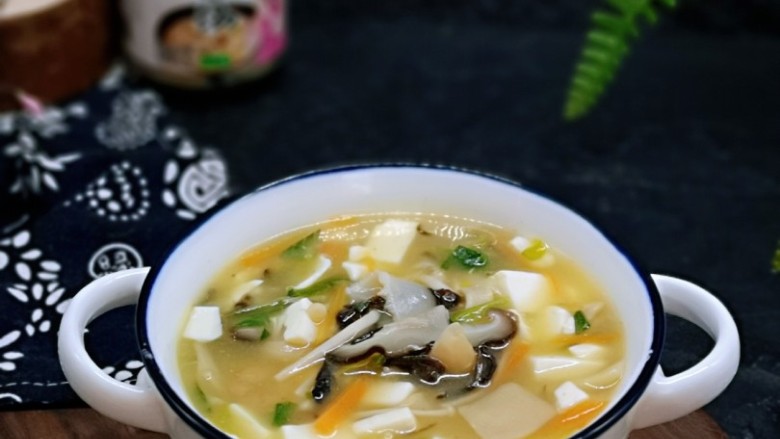 金针菇豆腐汤,丰富的食材,宝贝特别喜欢。