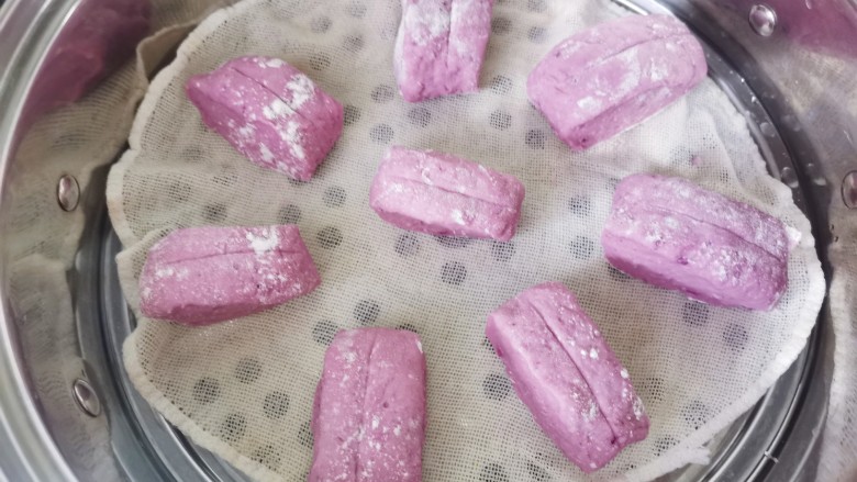 紫薯小馒头,放入蒸锅中二次醒发20分钟,水开蒸15分钟,焖5分钟