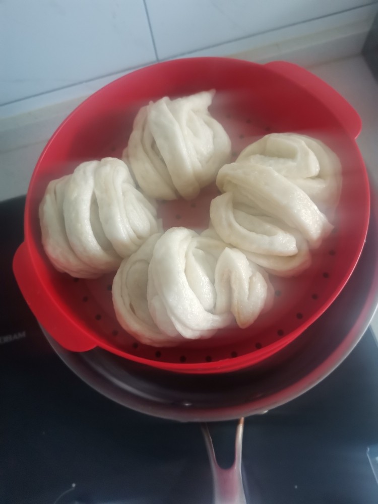 油盐小花卷,大火10分钟关火,焖5分
