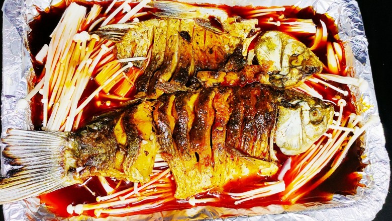 香煎鲫鱼水煮虾,大火煮开后将汤汁过滤到铝箔盘里,然后大火煮