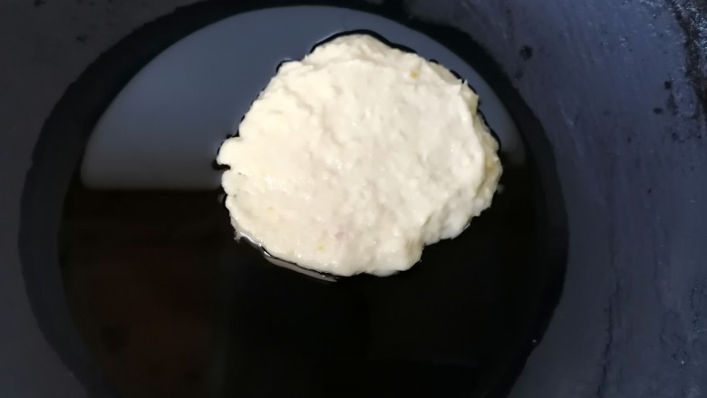 黄金玉米饼,用勺子挖入一团面糊,用筷子将面糊弄成圆形