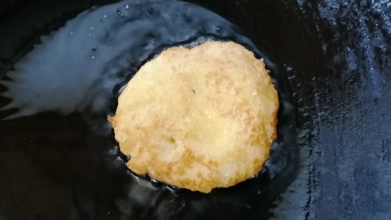黄金玉米饼,一面煎好翻一面继续煎,煎至两面金黄