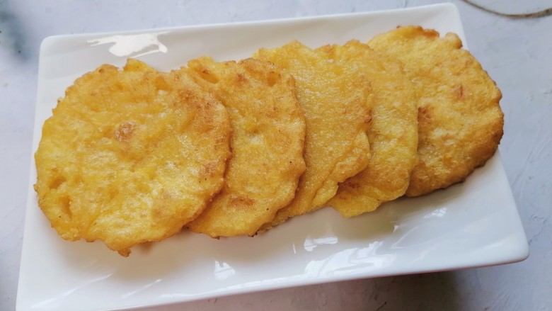 黄金玉米饼,装盘