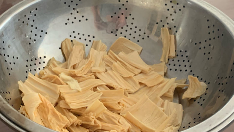 黄瓜拌腐竹,焯水后捞出,控干水分