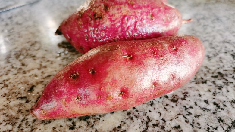 紫薯小馒头,<a style='color:red;display:inline-block;' href='/shicai/ 2643'>紫薯</a>清洗干净备用。