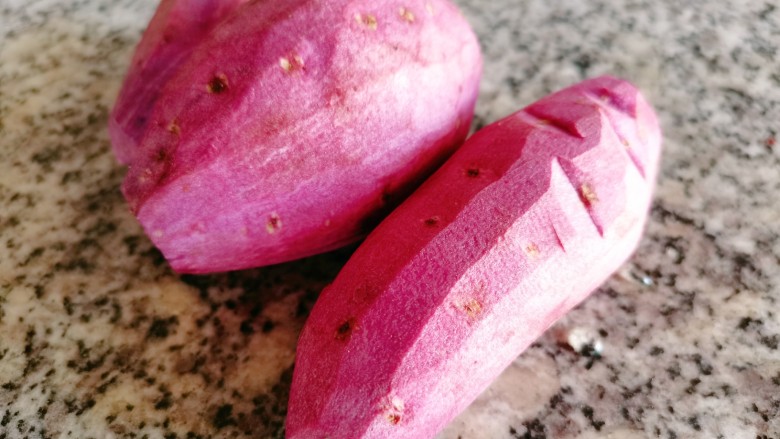 紫薯小馒头,把皮削掉。