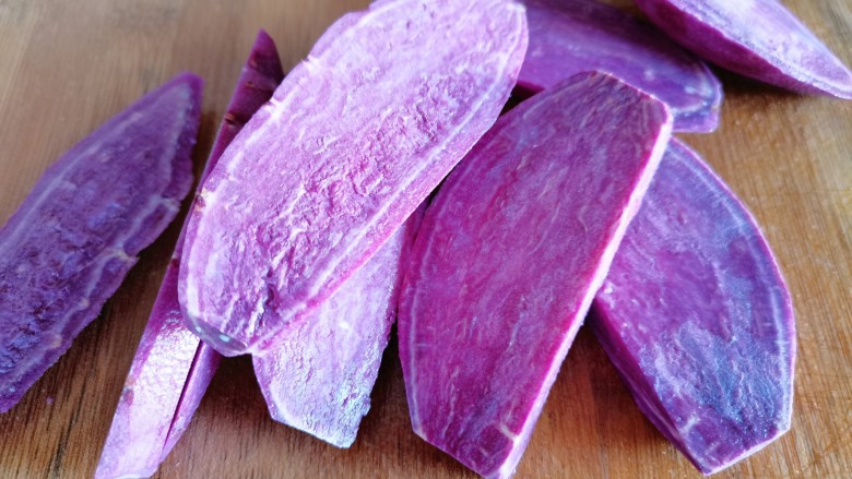 紫薯小馒头,再切成片