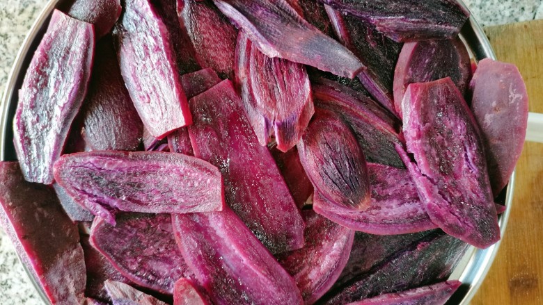 紫薯小馒头,再放在蒸笼上隔水蒸熟