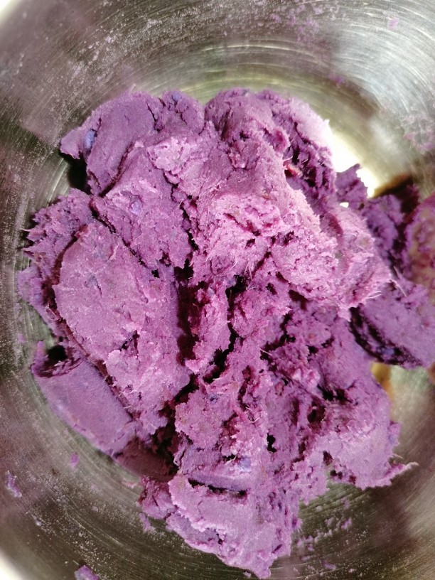 紫薯小馒头,取一深盘，把紫薯倒入，再加上<a style='color:red;display:inline-block;' href='/shicai/ 3729'>白糖</a>，再用勺子把紫薯压成泥