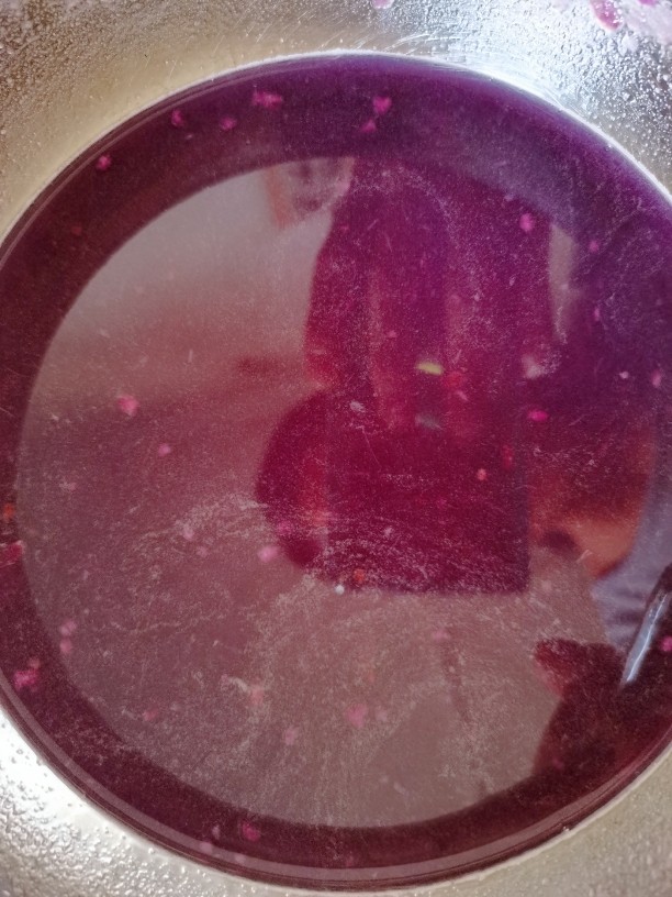 紫薯小馒头,再倒入适量温水，注意水温不要超过40度