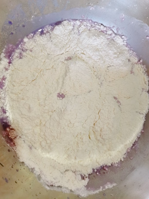 紫薯小馒头,最后加入<a style='color:red;display:inline-block;' href='/shicai/ 519'>面粉</a>