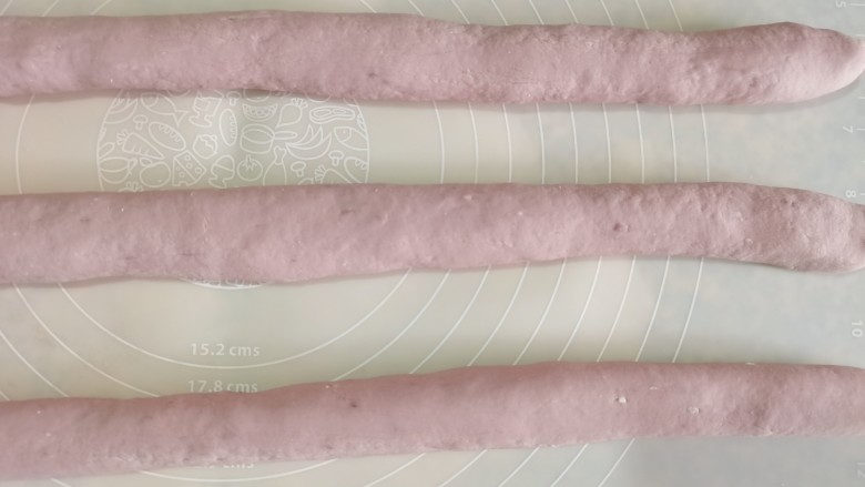 紫薯小馒头,把面团取出来，排气，反复揉搓几遍，再把它搓成均匀的长条