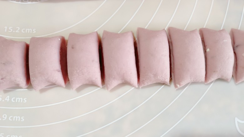 紫薯小馒头,再切成大小相等的小剂子