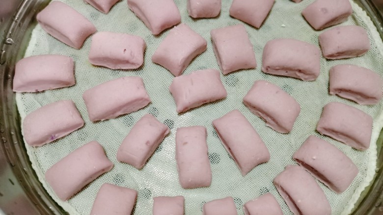 紫薯小馒头,再把它均匀的摆在蒸笼上，注意留多点间隙进行二次发酵