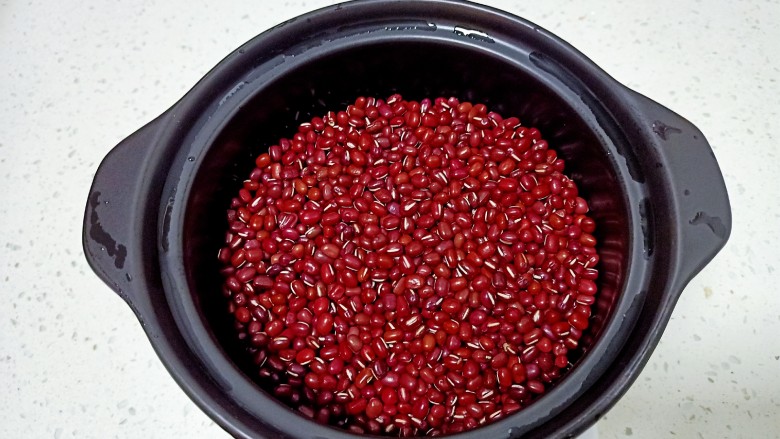 红豆派,<a style='color:red;display:inline-block;' href='/shicai/ 3607'>红豆</a>洗净放入砂锅中