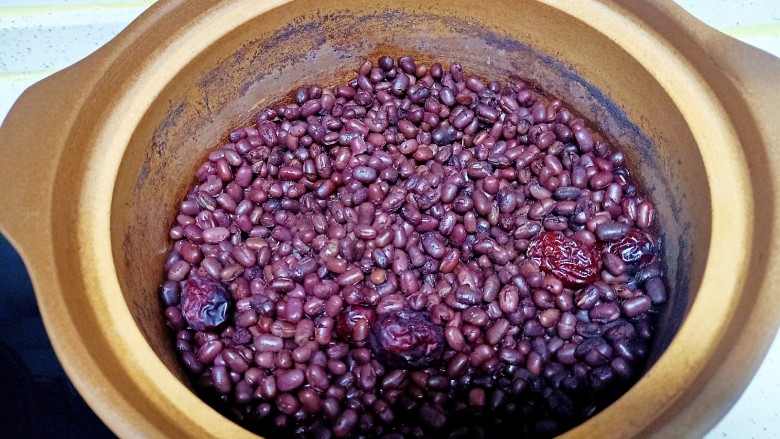 红豆派,中小火煮30分钟 ,再转小火煮15分钟