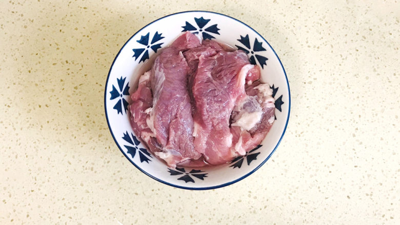 冬瓜薏米汤,浸泡薏米时,处理一下<a style='color:red;display:inline-block;' href='/shicai/ 414'>猪肉</a>,腌制入味