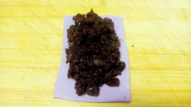 红豆派,取一片面片放上豆沙